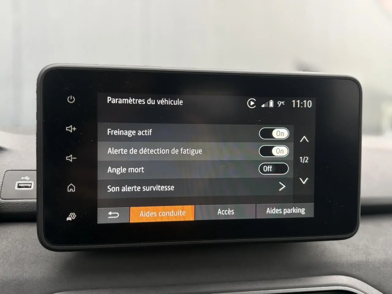 Écran tactile central du tableau de bord du Dacia Jogger 2025 affichant les paramètres d’aides à la conduite.