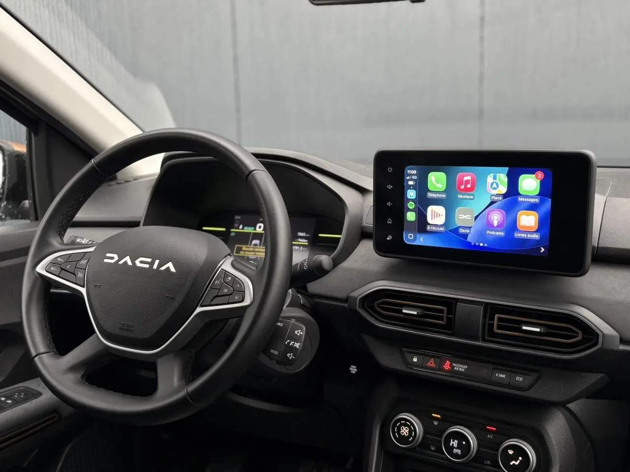Vue intérieure du tableau de bord et volant noir de la Dacia Jogger 1.6 Hybrid 140 Extreme avec écran tactile.