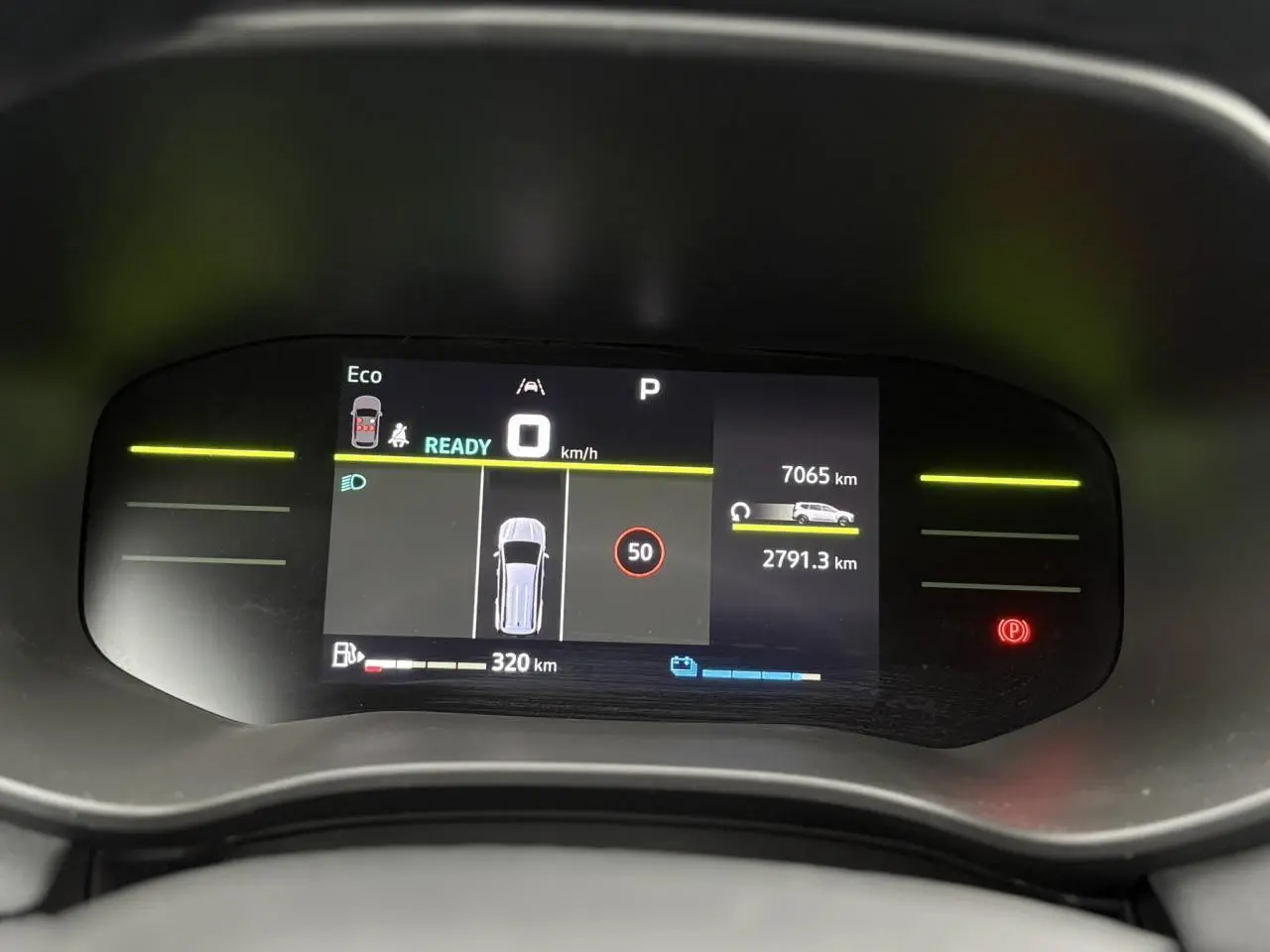 Affichage numérique du tableau de bord du Dacia Jogger hybride, montrant la vitesse à 0 km/h et l'autonomie restante.