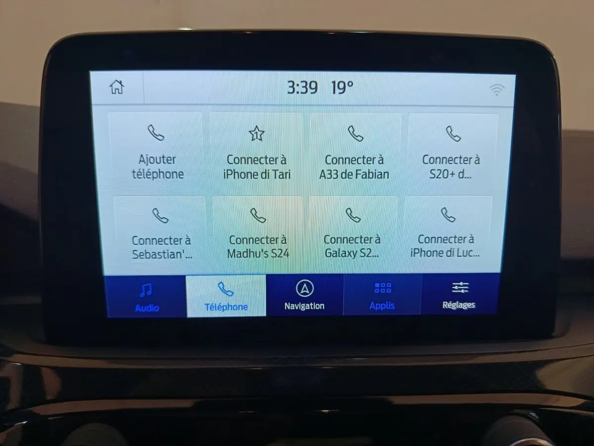 Écran tactile central du Ford Kuga 2024 affichant les options de connexion téléphonique en intérieur.