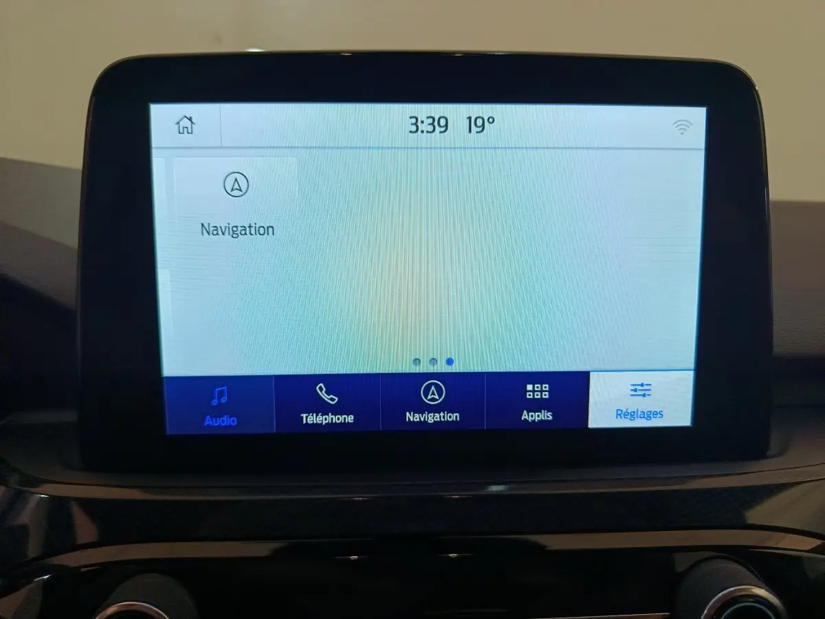 Écran tactile central du Ford Kuga 2024 affichant le menu navigation avec interface claire et moderne.
