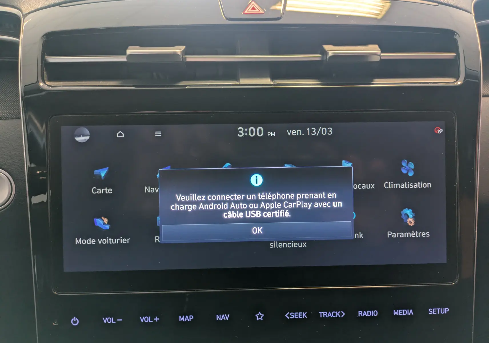 Écran tactile central du Hyundai Tucson blanc 2021 affichant un message de connexion Android Auto et Apple CarPlay.