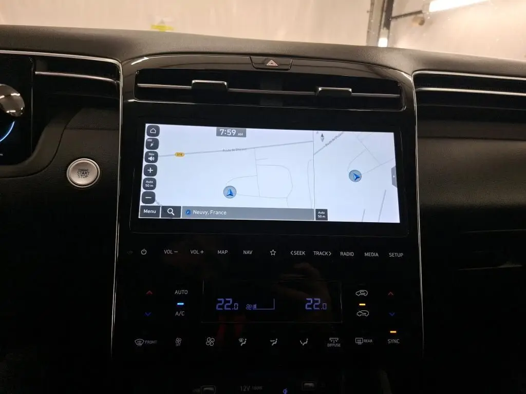 Vue rapprochée de l’écran tactile central du Hyundai Tucson 2021 affichant le système de navigation en mode carte.