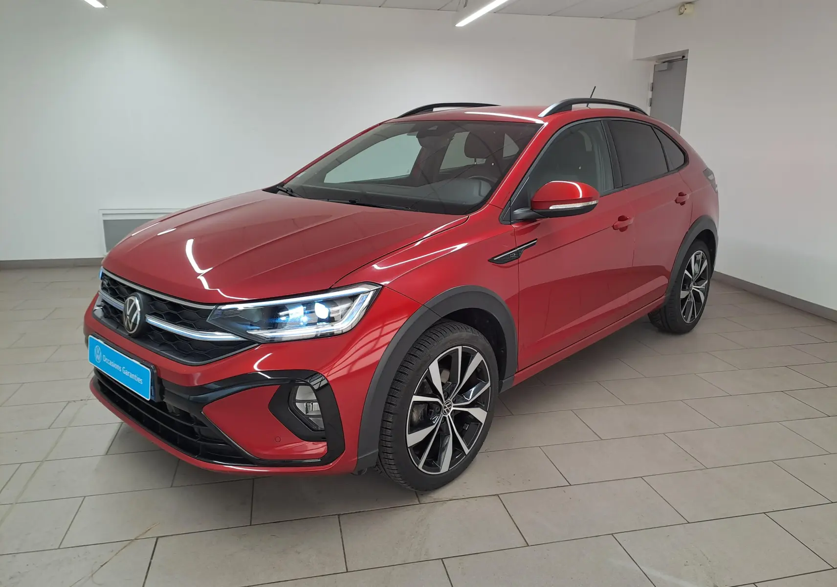 Volkswagen Taigo 1.5 TSI 150 DSG7 R-Line rouge Roi en 3/4 avant droit avec jantes noires brillantes Misano 18 pouces.