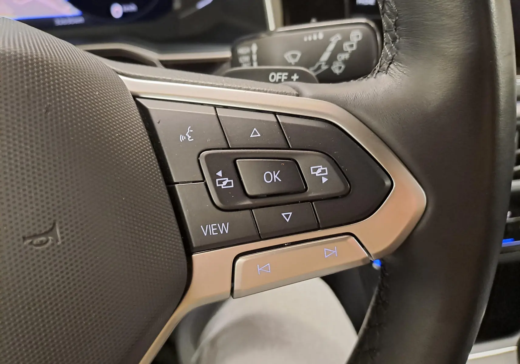 Gros plan sur les commandes multifonctions au volant cuir noir du Volkswagen Taigo 1.5 TSI 150 DSG7 R-Line.