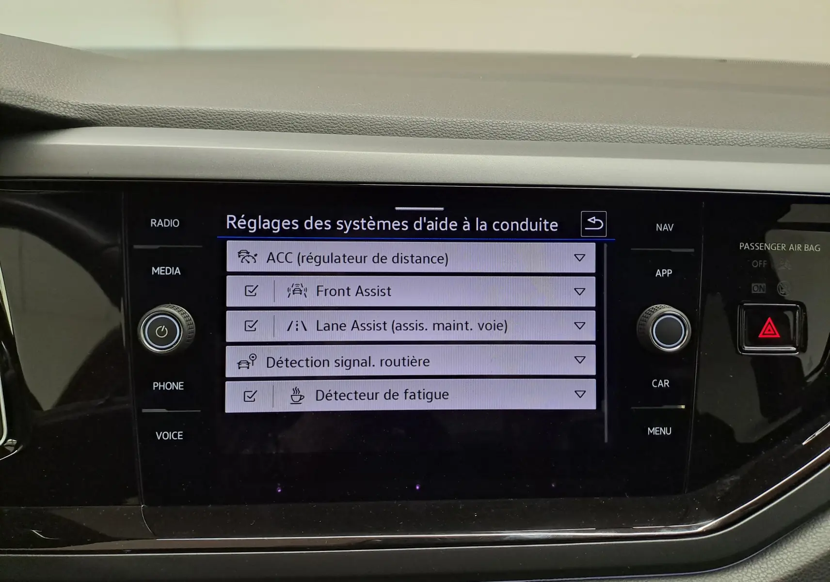 Écran tactile central du Volkswagen Taigo 1.5 TSI R-Line 2021 affichant les réglages des aides à la conduite.