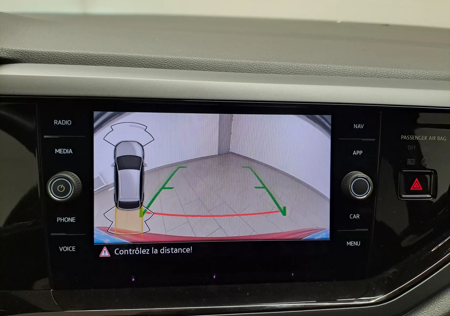Vue de l'écran multimédia montrant l'aide au stationnement arrière du Volkswagen Taigo Rouge Roi 2021, version R-Line.