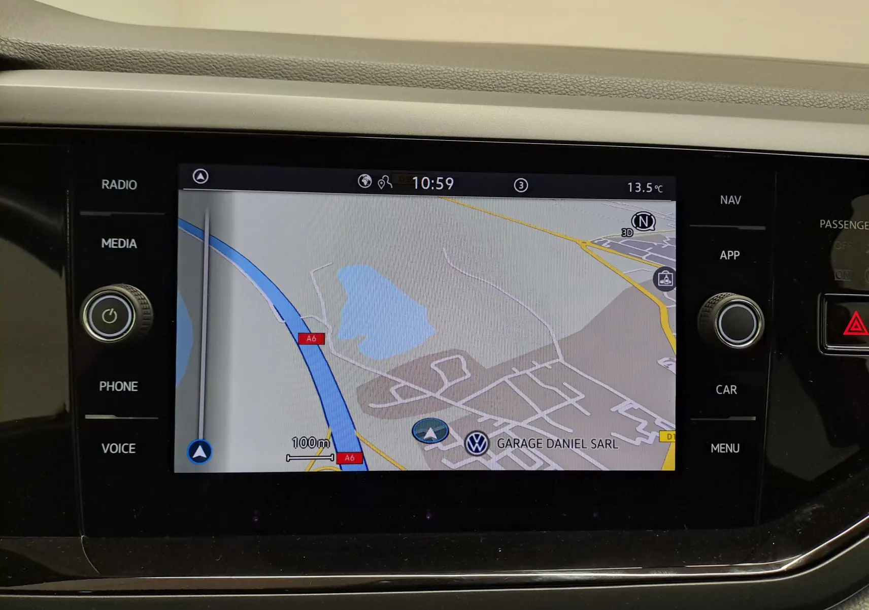 Écran de navigation du Volkswagen Taigo 1.5 TSI 150 DSG7 R-Line affichant une carte routière en intérieur.