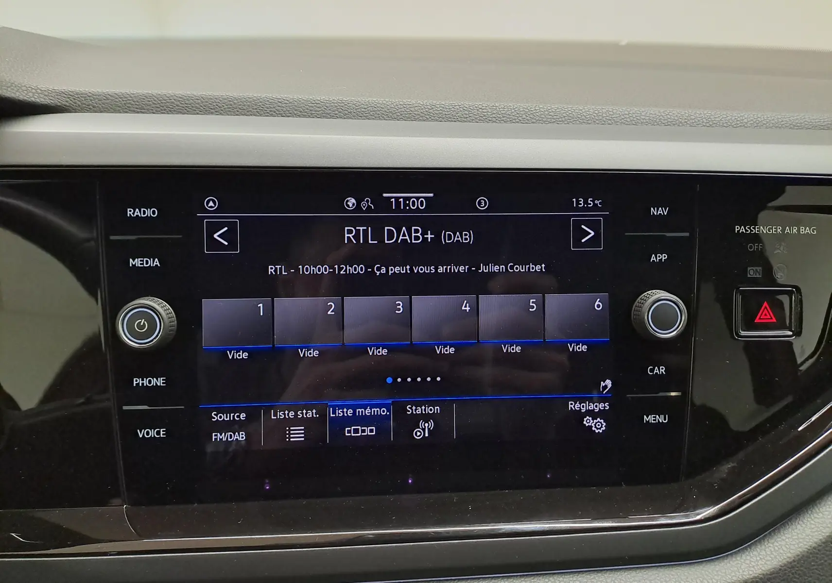 Écran tactile central du Volkswagen Taigo 1.5 TSI R-Line 2021 affichant la radio numérique RTL DAB+ en intérieur.