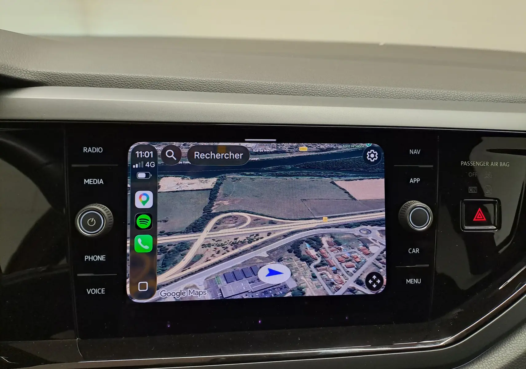 Écran tactile central du Volkswagen Taigo 1.5 TSI 150 DSG7 R-LINE affichant une carte GPS en vue satellite.