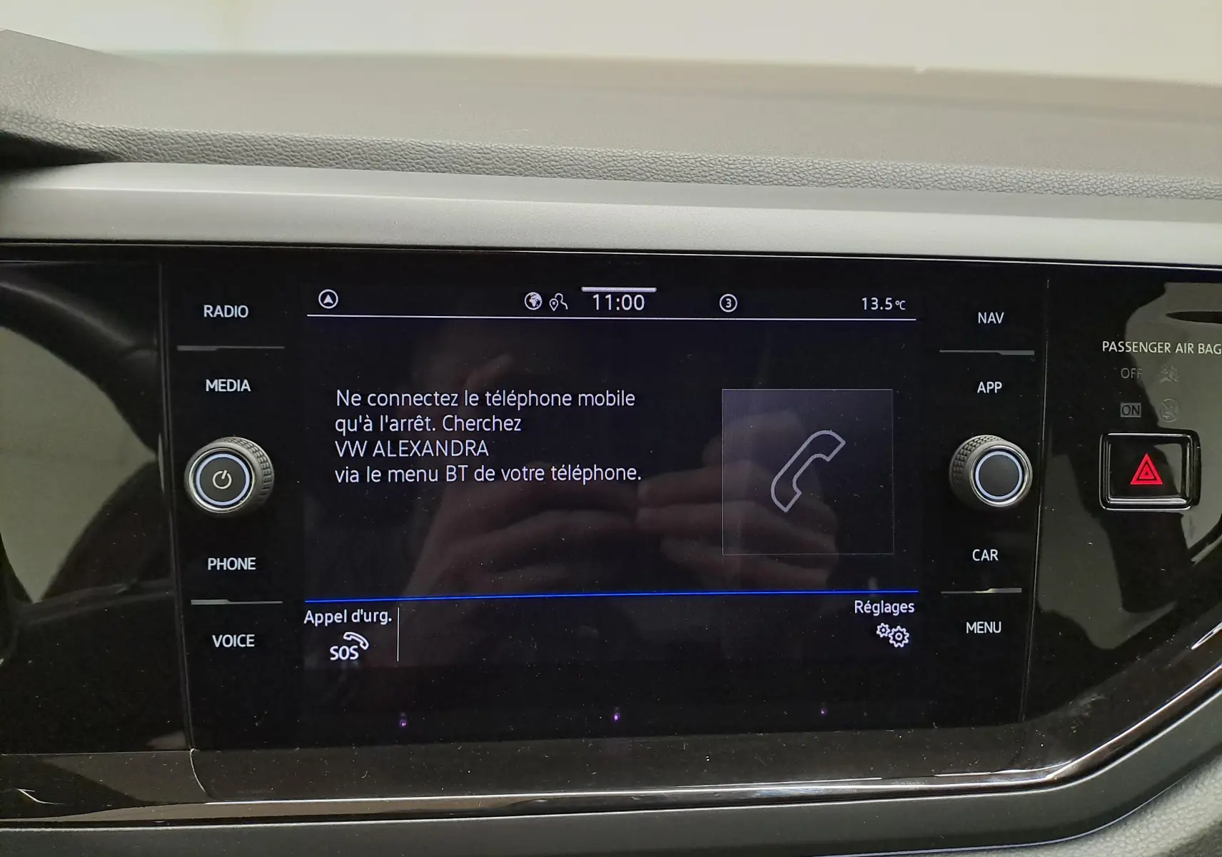 Écran tactile central du Volkswagen Taigo 1.5 TSI 150 DSG7 R-LINE affichant les options de connexion téléphone.