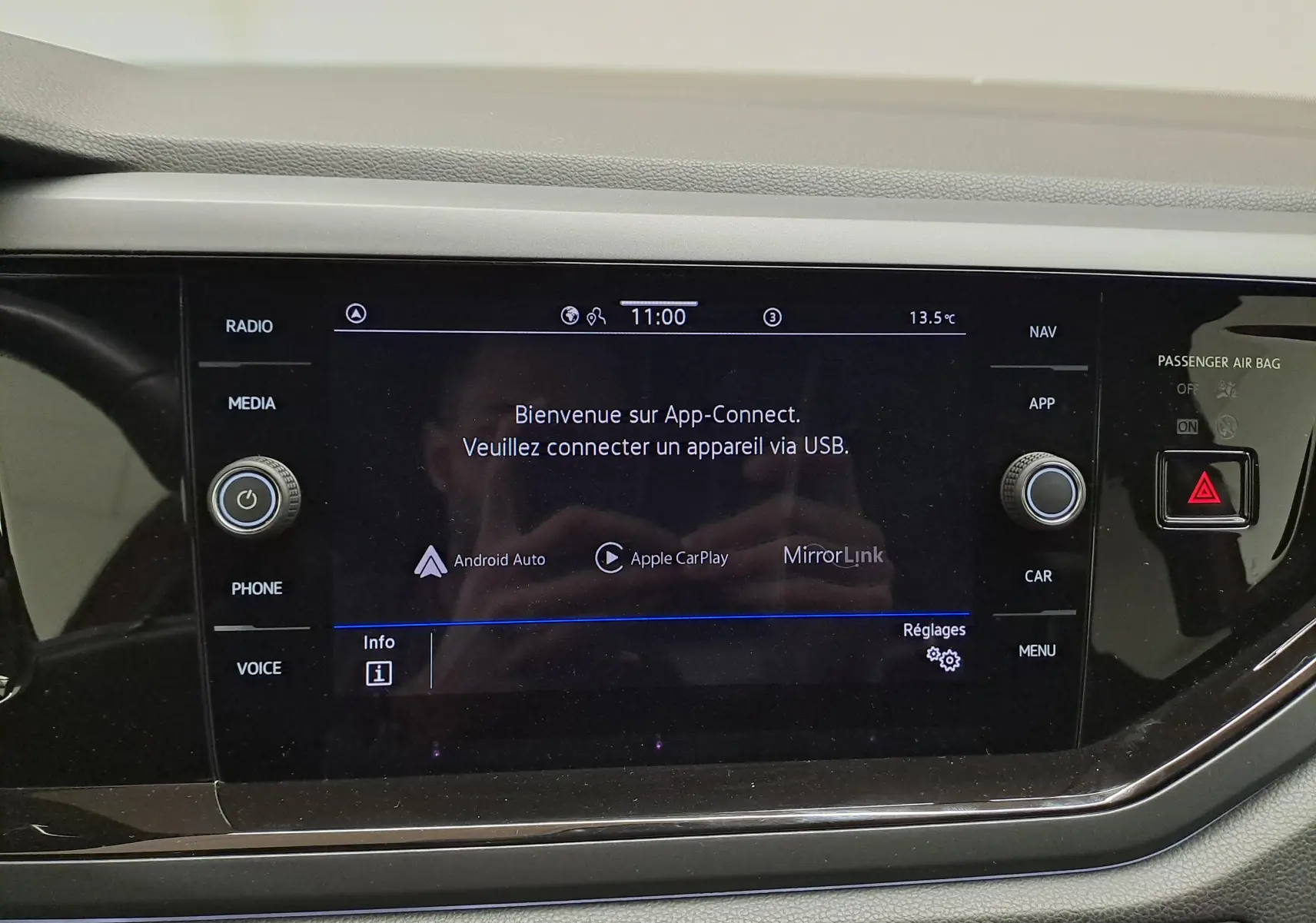 Vue rapprochée de l'écran tactile central du Volkswagen Taigo 1.5 TSI 150 DSG7 R-LINE affichant l'interface App-Connect.