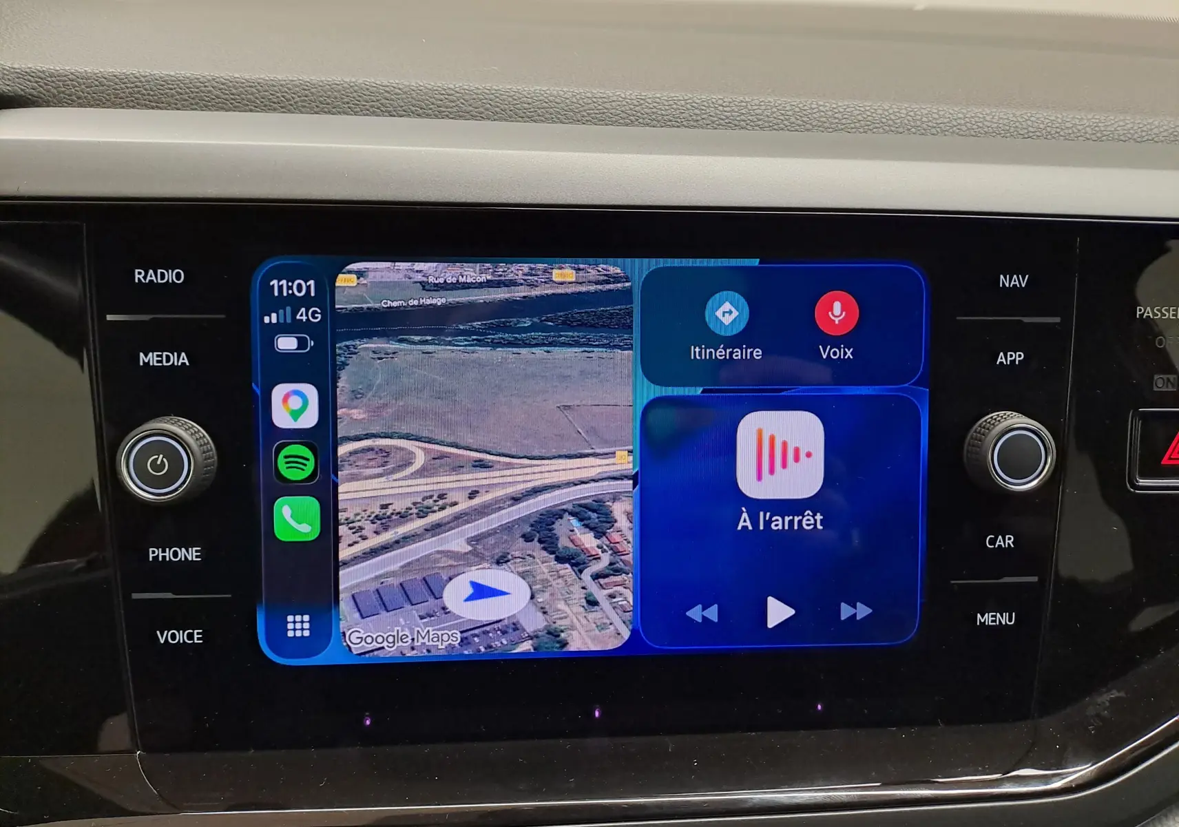 Vue intérieure du tableau de bord du Volkswagen Taigo 1.5 TSI R-Line 2021, écran tactile avec navigation et commandes multimédia.