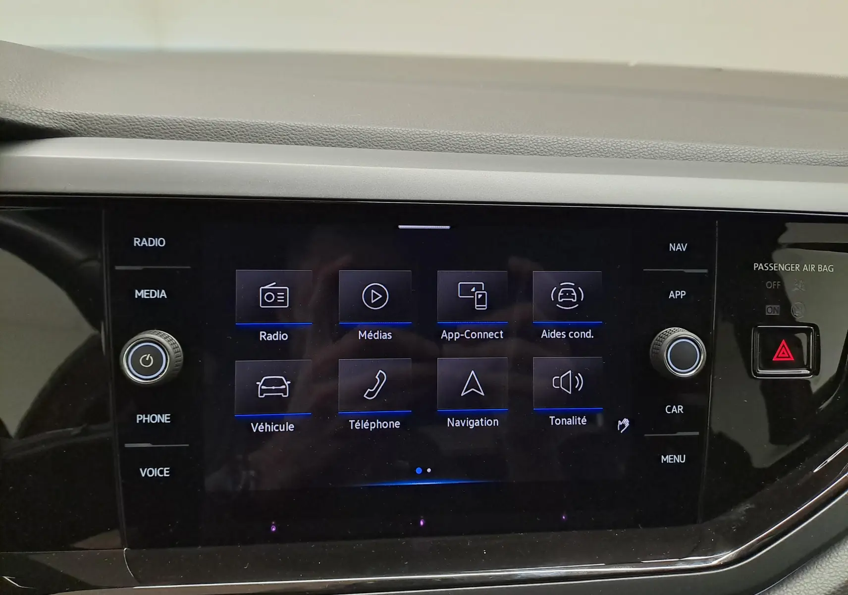 Écran tactile central du Volkswagen Taigo 1.5 TSI 150 DSG7 R-LINE affichant le menu principal multimédia et navigation.