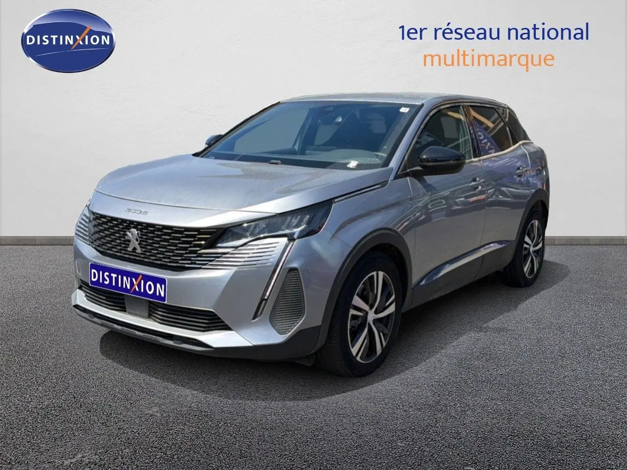 Peugeot 3008 Hybrid gris Artense métal en 3/4 avant droit, mettant en valeur sa calandre distinctive et ses jantes bicolores.