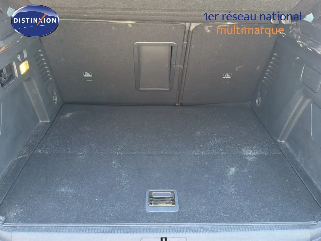 Coffre ouvert du Peugeot 3008 Hybrid 180ch gris Artense métal, vue intérieure montrant l'espace de chargement.