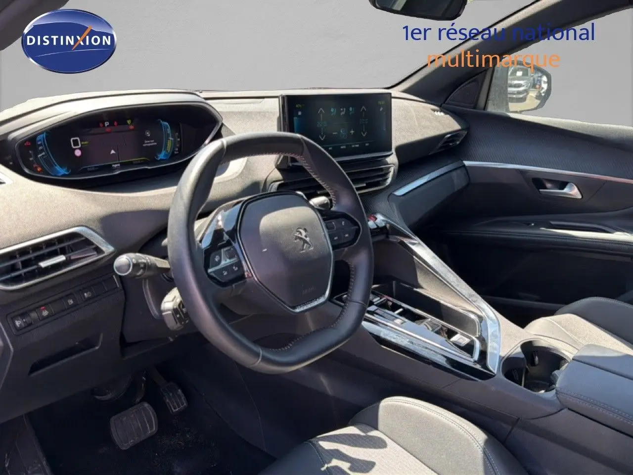 Intérieur du Peugeot 3008 Hybrid 180ch 2024 vu côté conducteur, volant cuir et tableau de bord numérique moderne.