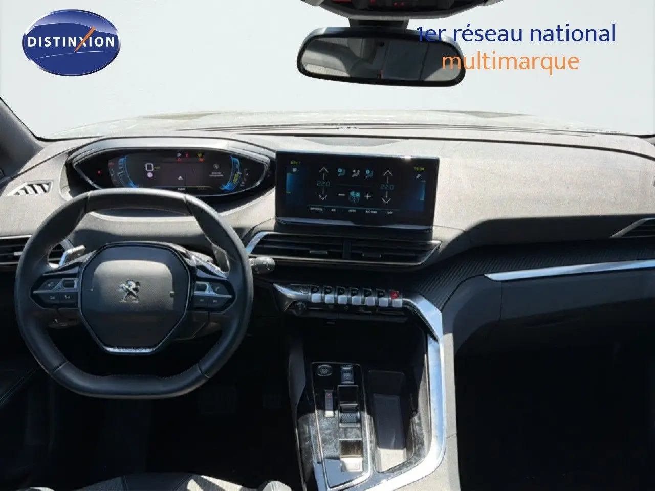Vue intérieure du tableau de bord et volant du Peugeot 3008 Hybrid 2024 avec écran tactile et commandes intégrées.