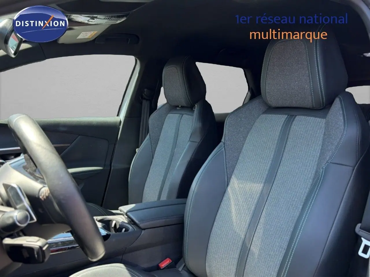 Vue intérieure côté conducteur du Peugeot 3008 Hybrid 180ch Allure 2024, sièges tissu et cuir gris foncé.