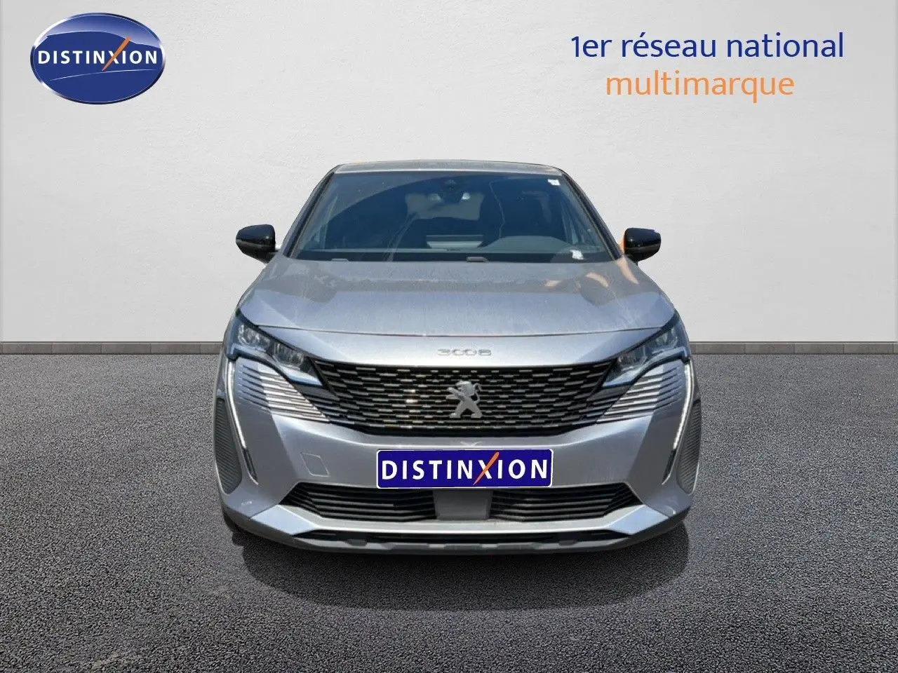 Vue avant centrée du Peugeot 3008 Hybrid 180ch gris Artense métallisé avec calandre noire et logo lion distinctif.
