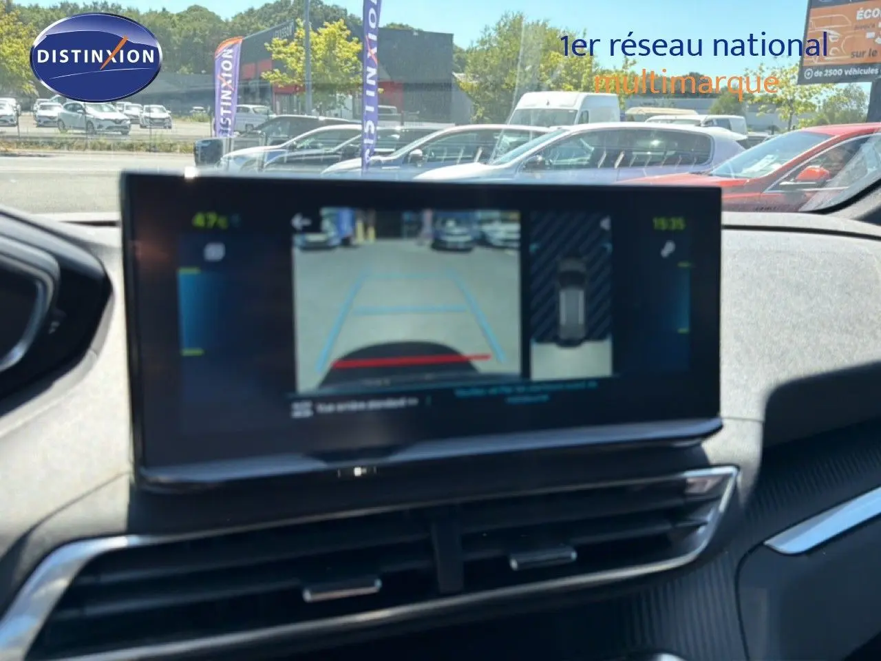 Écran central montrant la caméra de recul dans l’habitacle d’un Peugeot 3008 gris Artense, vue intérieure avant.
