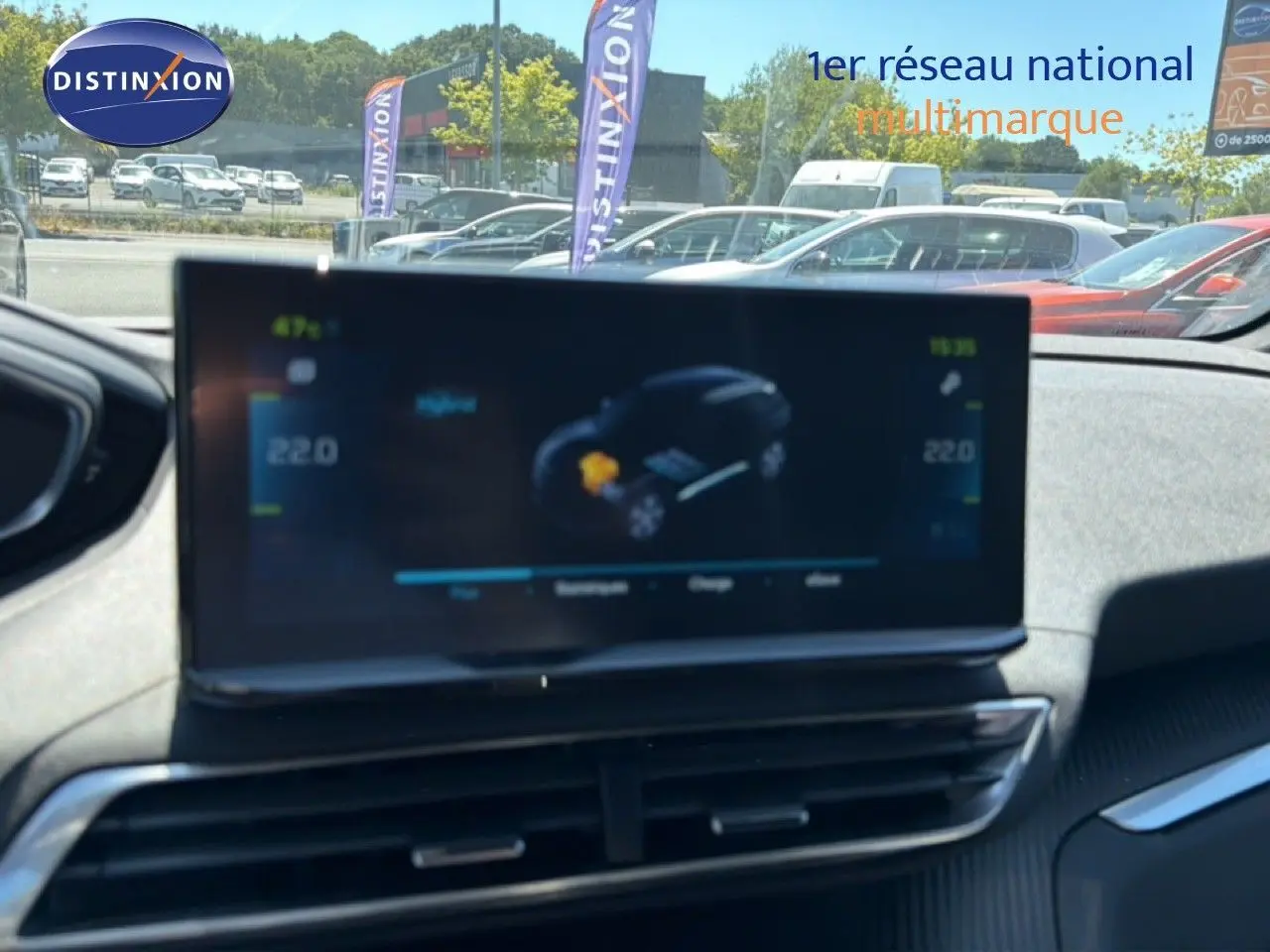 Écran central du tableau de bord du Peugeot 3008 Hybrid 180ch, affichant les données de l'hybride rechargeable.