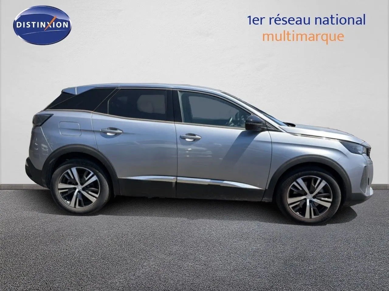Peugeot 3008 Hybrid 180ch gris Artense métal, vue profil côté gauche sur fond neutre, jantes alliage visibles.