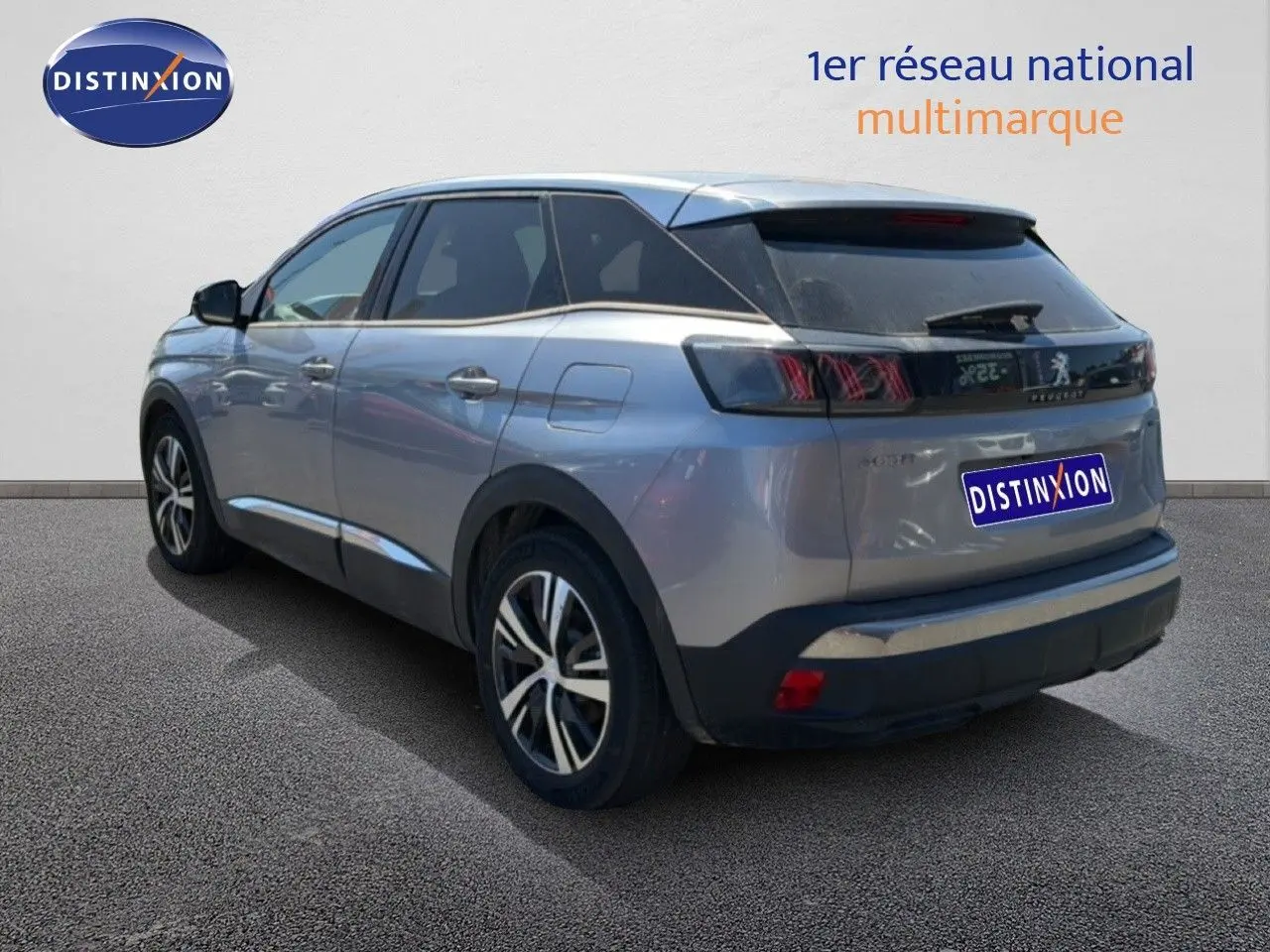 Peugeot 3008 Hybrid gris Artense métal, vue 3/4 arrière droit, avec feux arrière LED et jantes alliage bicolores.
