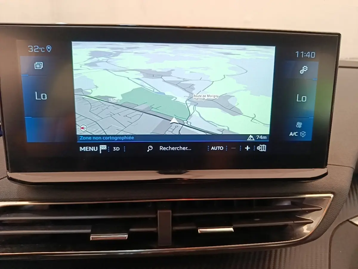 Écran tactile central affichant la navigation et la climatisation dans l’habitacle d’un Peugeot 3008 gris foncé.