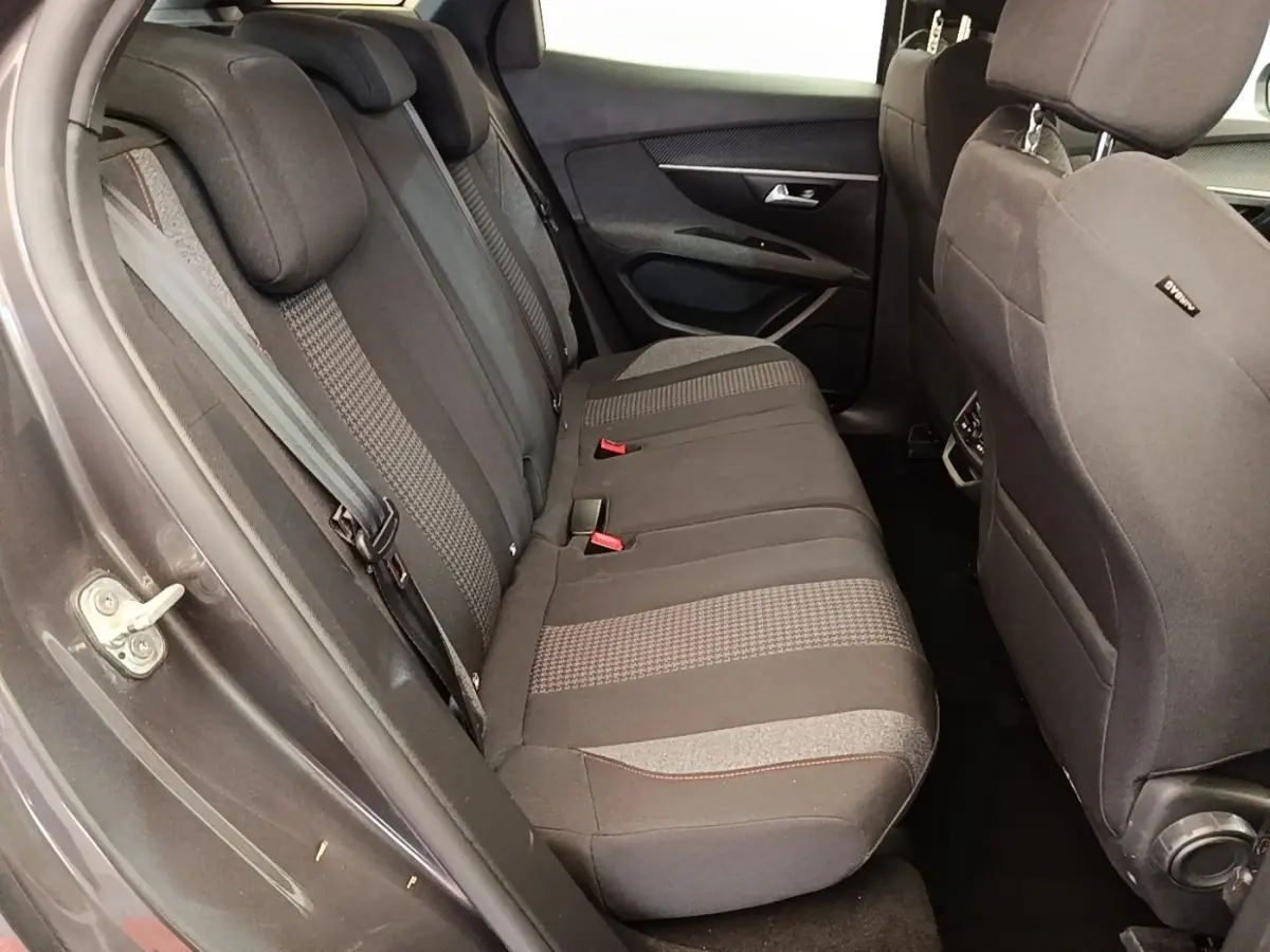 Vue côté gauche de la banquette arrière tissu gris foncé du Peugeot 3008 2022 avec détails de couture et ceintures visibles.