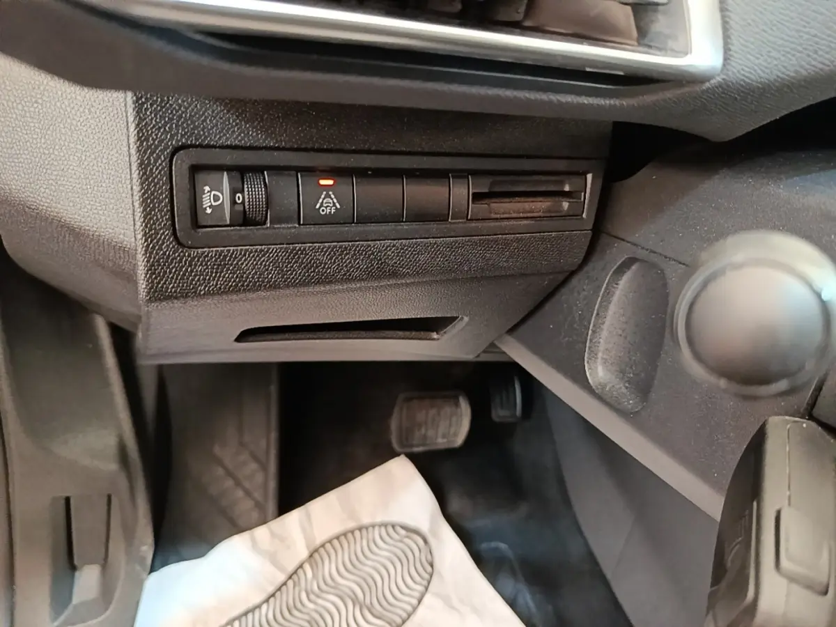 Vue intérieure côté conducteur du Peugeot 3008 2022, montrant les commandes d'assistance et le pédalier noir.