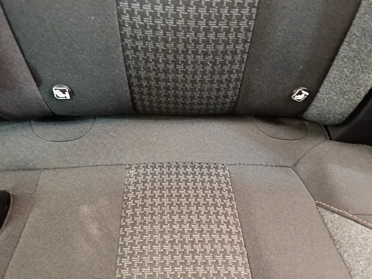 Vue rapprochée de la banquette arrière gris foncé du Peugeot 3008 avec fixation Isofix visible.