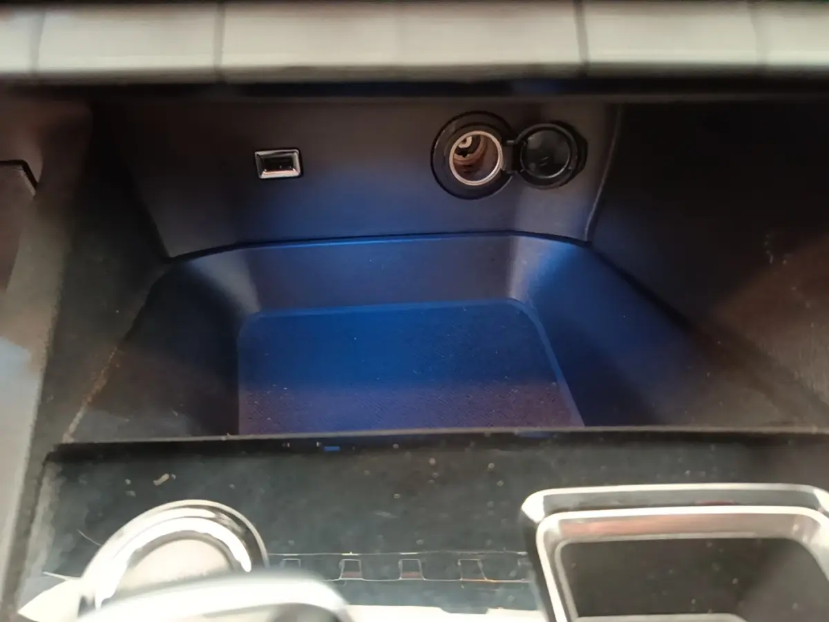 Prise USB et allume-cigare dans le compartiment avant du Peugeot 3008 gris foncé, version 2022 Active Pack.