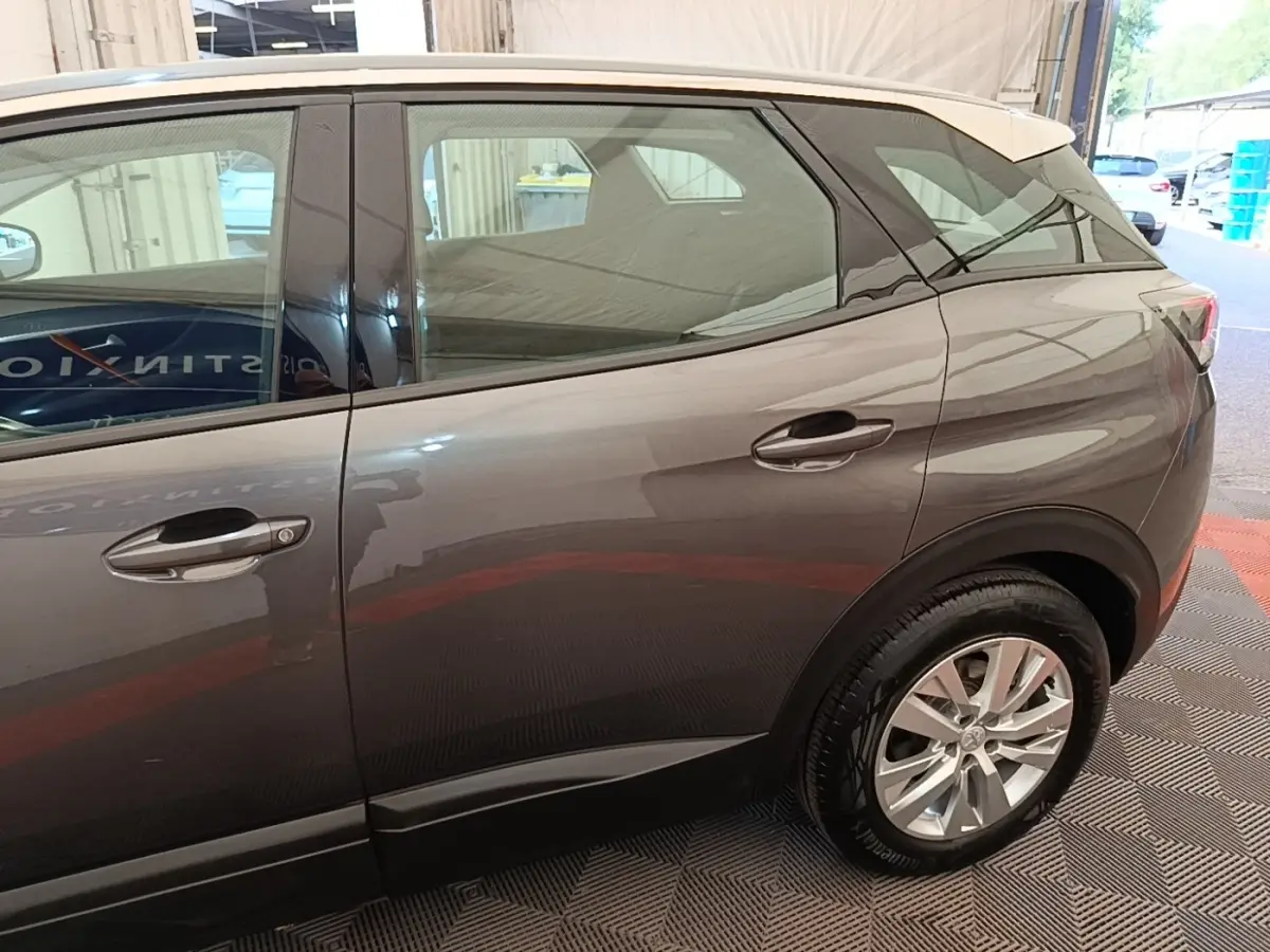 Vue latérale droite d’un Peugeot 3008 gris foncé, mettant en valeur les lignes épurées et la jante alliage.