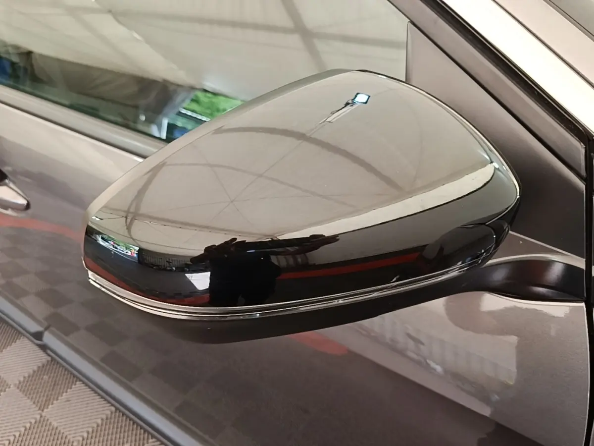 Rétroviseur extérieur droit gris foncé brillant du Peugeot 3008 2022, avec clignotant intégré et reflet net.