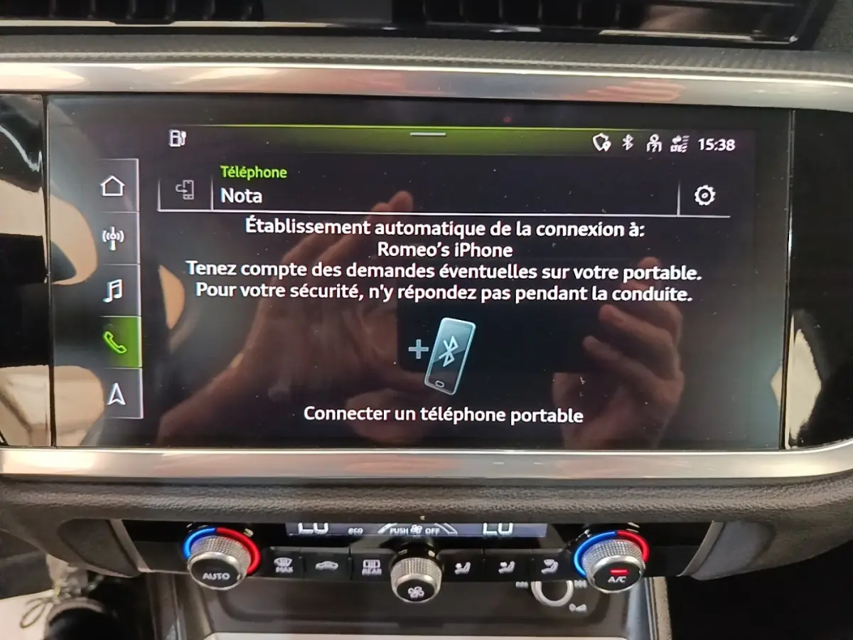 Écran tactile central de l’Audi Q3 45 TFSI e 2023 affichant la connexion Bluetooth pour téléphone portable.