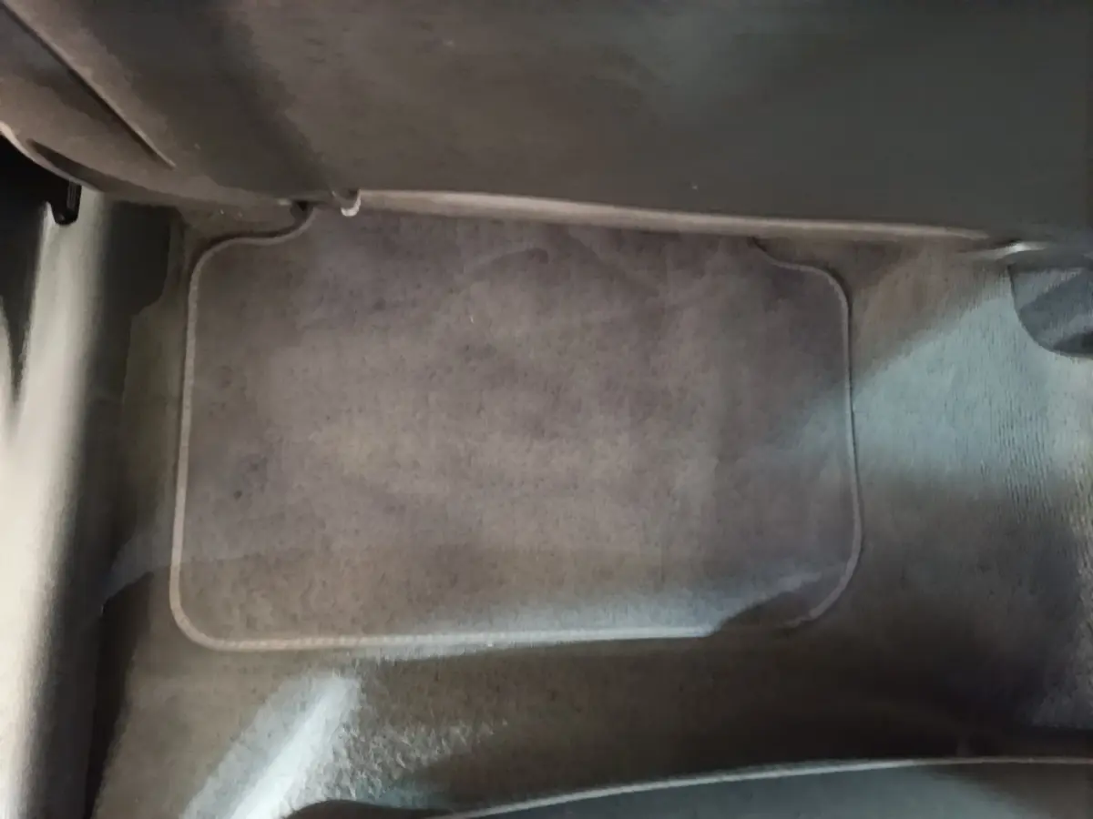 Vue intérieure du tapis de sol avant gris clair de l'Audi Q3 45 TFSI e 2023, côté passager.