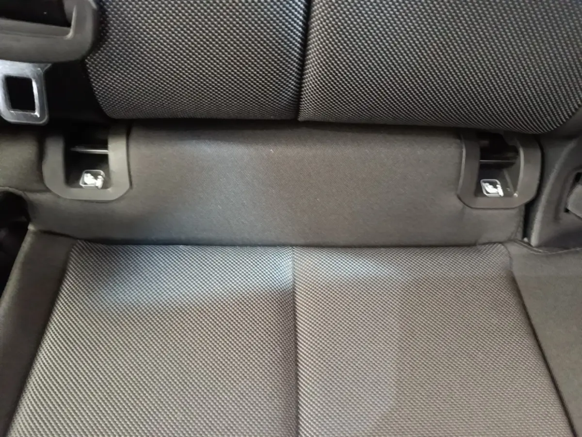 Gros plan sur la banquette arrière en tissu gris foncé de l'Audi Q3 45 TFSI E 2023, montrant les fixations Isofix.