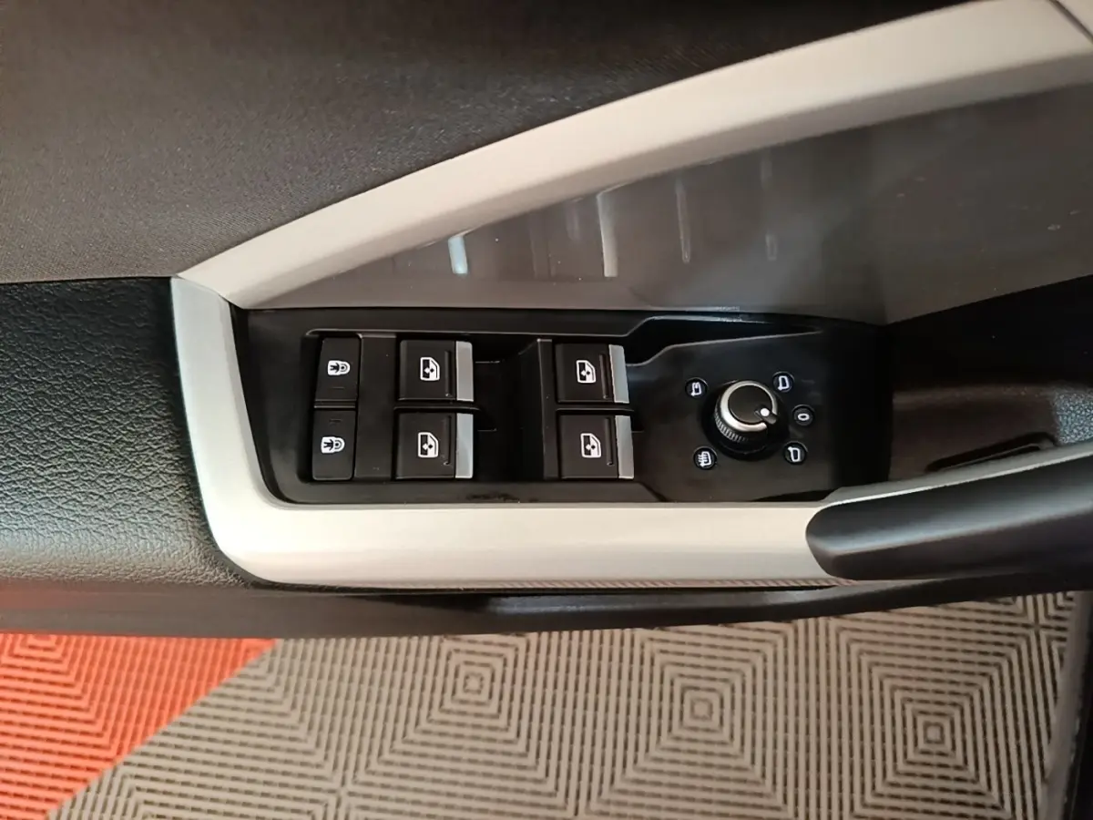 Vue rapprochée des commandes des vitres et rétroviseurs côté conducteur de l'Audi Q3 45 TFSI e 2023, finition Business Line.