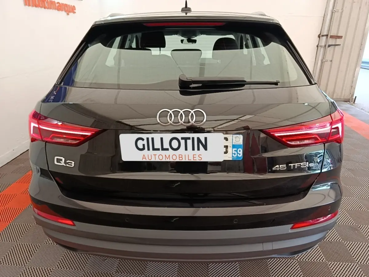 Vue arrière d’un Audi Q3 hybride rechargeable noir avec feux LED et badges distinctifs 45 TFSIe.