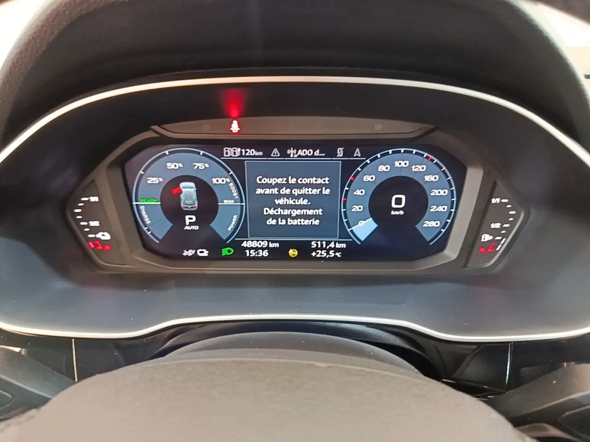 Vue rapprochée du tableau de bord numérique de l'Audi Q3 hybride rechargeable, affichage digital en bleu et blanc.