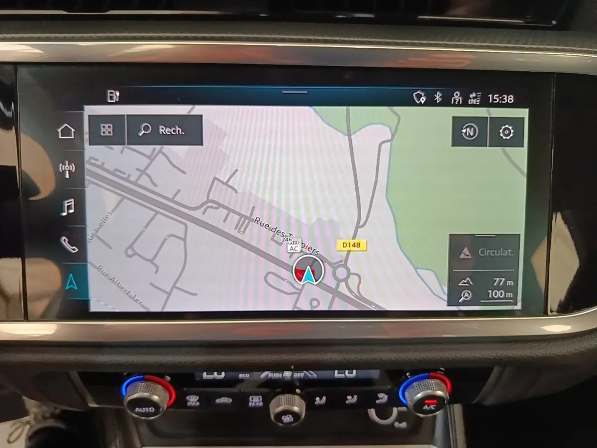 Écran tactile central affichant la navigation dans l’Audi Q3 45 TFSI e Business Line, vue intérieure avant.