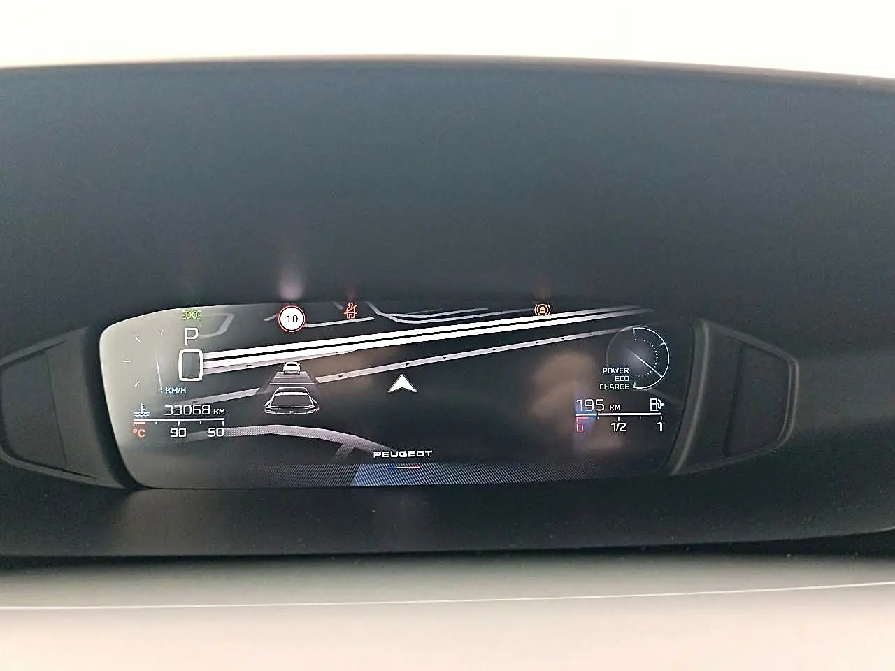 Affichage numérique du tableau de bord de la Peugeot 408 Hybrid 145 allure, montrant la vitesse et l'autonomie restante.