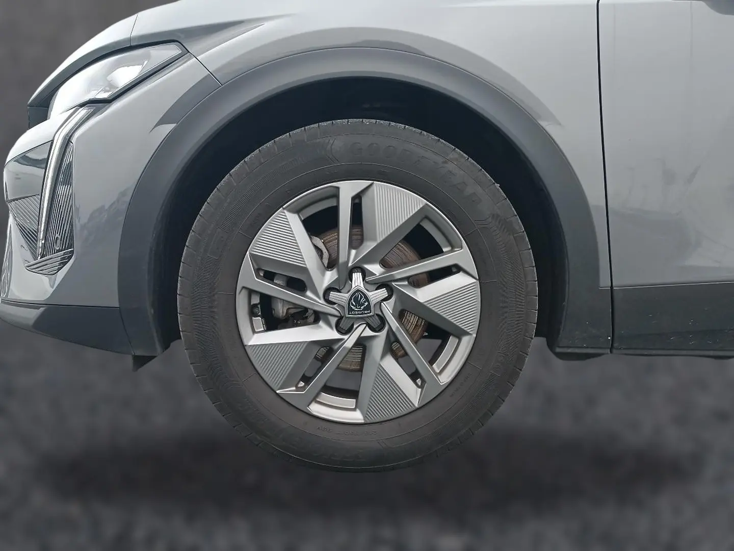 Gros plan sur la roue avant gauche gris sélénite d’une Peugeot 408 Hybrid 145 allure e-dcs6 2024.