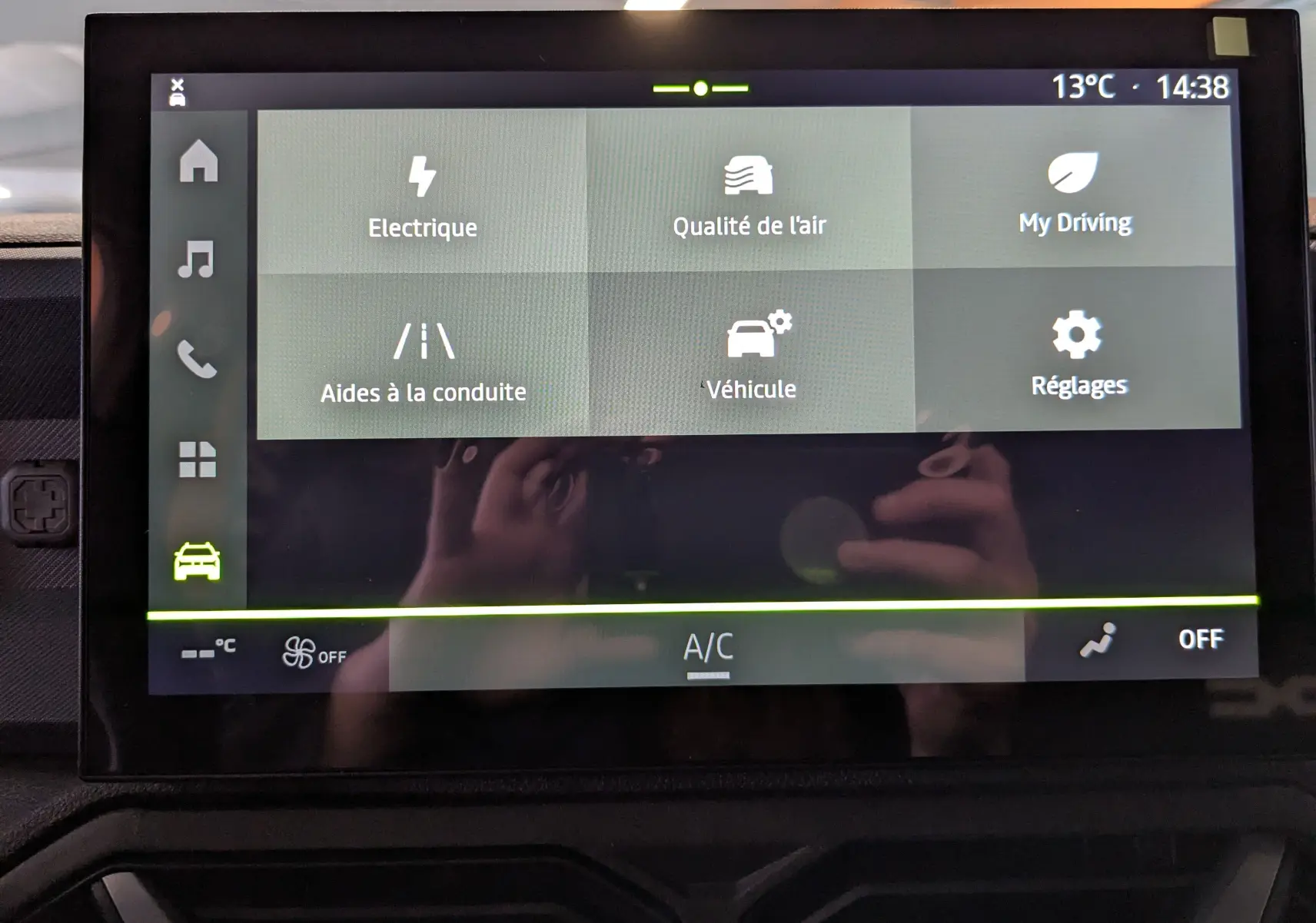 Écran tactile central du Dacia Duster Hybrid 140 Journey 2025 montrant les menus d’aide à la conduite et réglages.