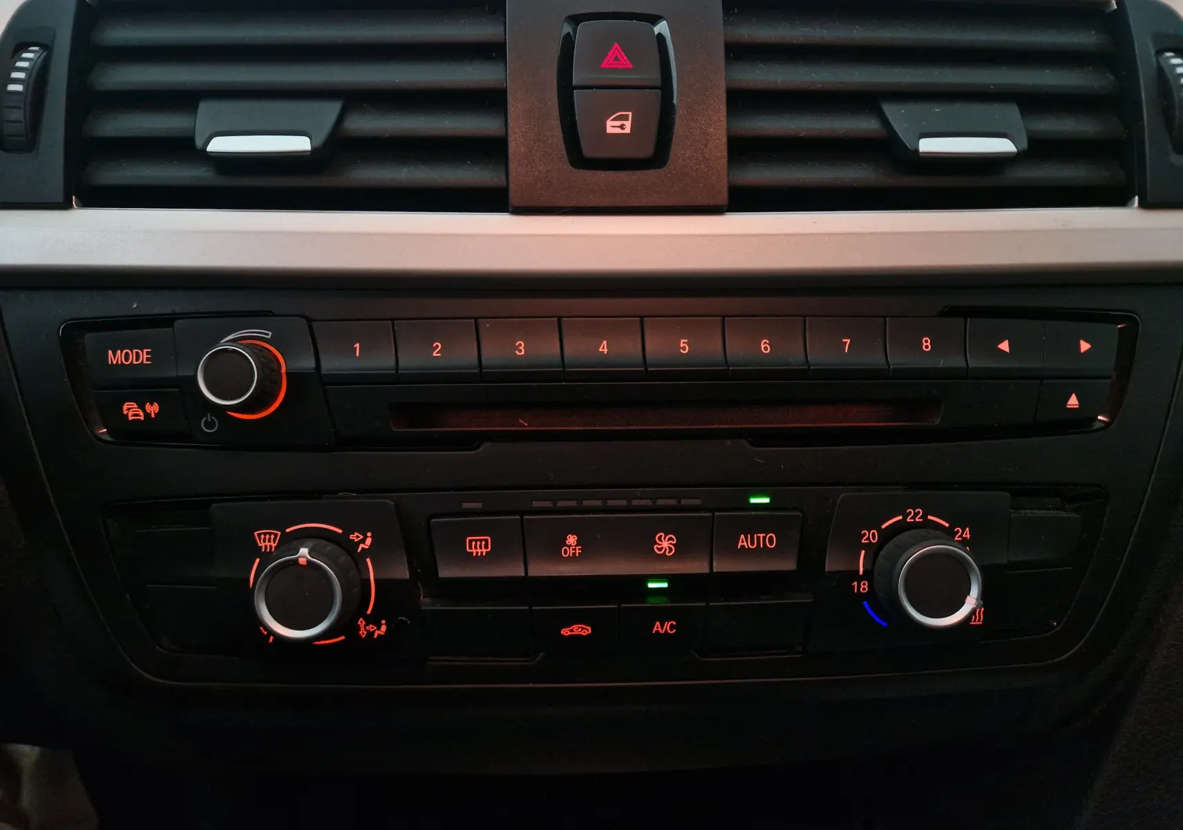 Tableau de bord de BMW Série 3 316D 2014, vue frontale du panneau de climatisation et commandes audio rétroéclairées.