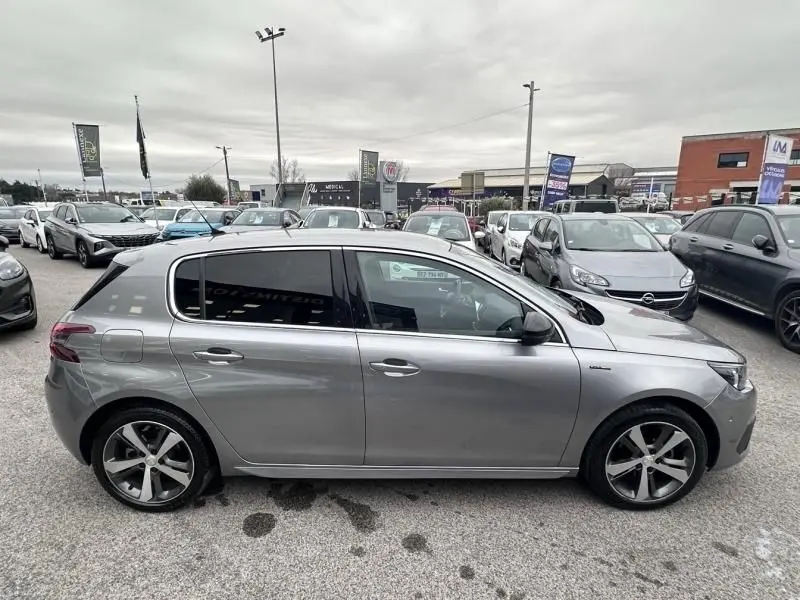 Vue de profil côté droit d'une Peugeot 308 gris métal 2019 en version 1.2 PureTech 130 GT Line avec jantes alliage.
