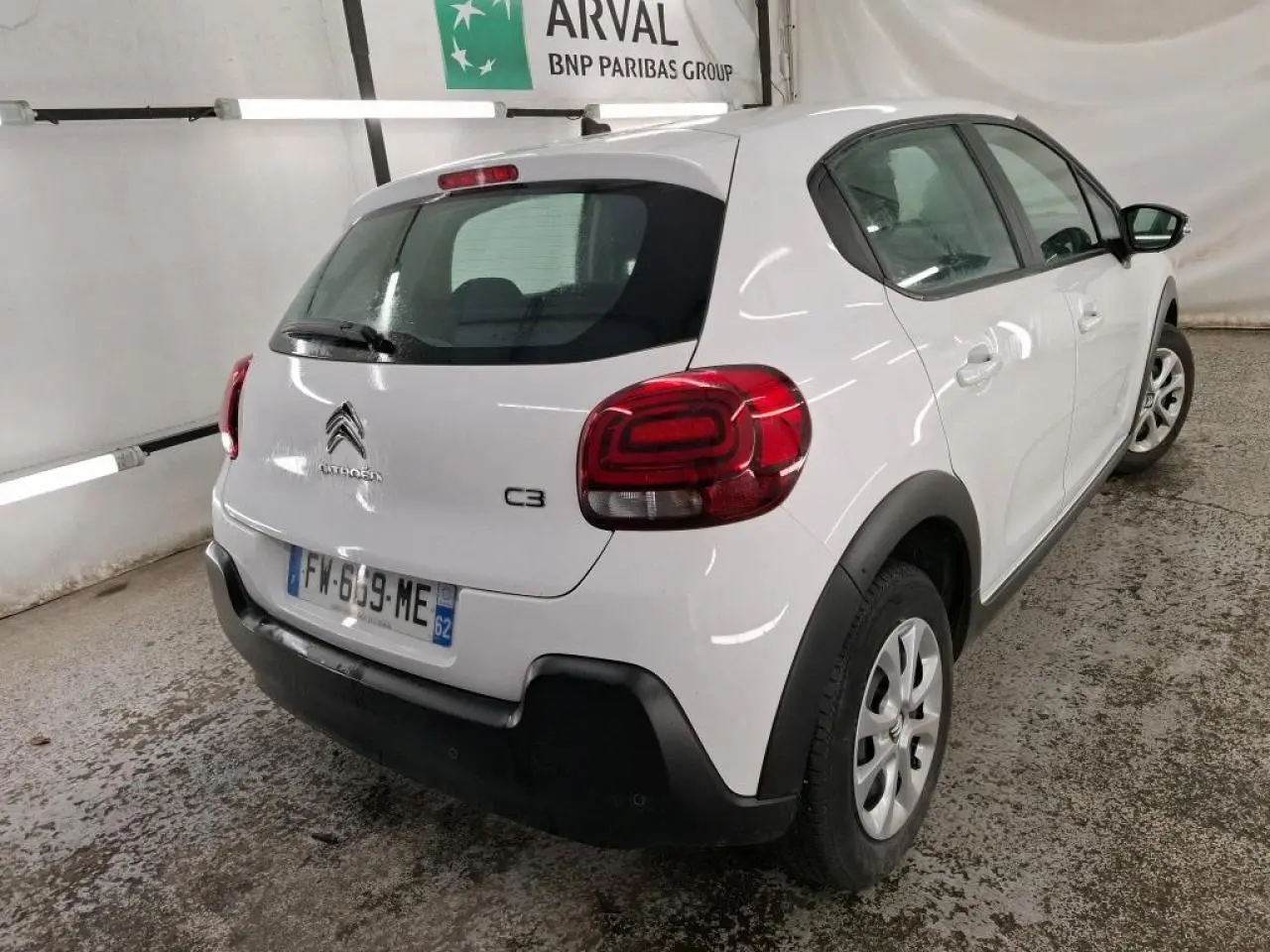 Vue 3/4 arrière droite d'une Citroën C3 blanche avec coques de rétroviseurs noires et feux arrière 3D.