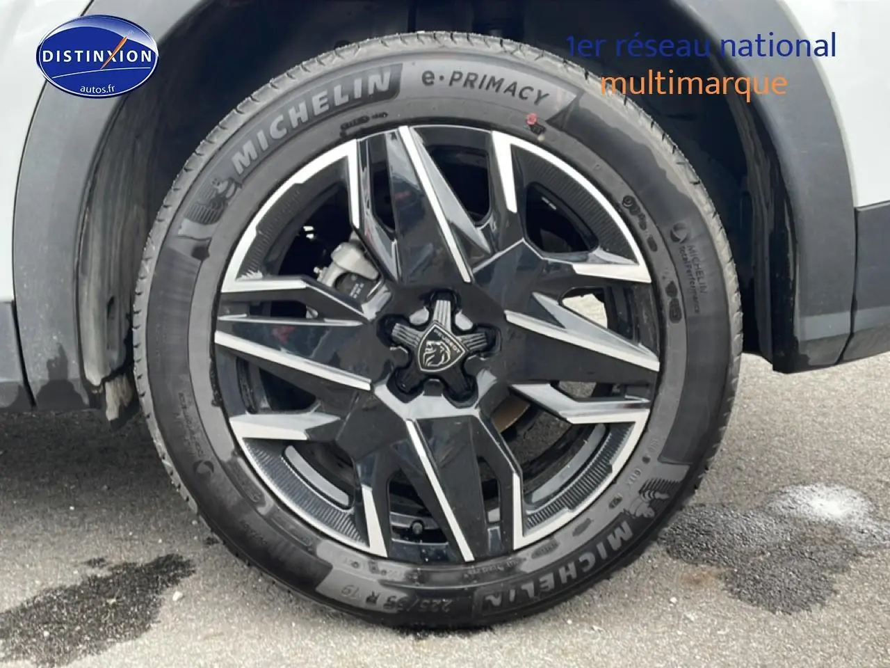 Gros plan sur la jante alu noire et argentée du côté avant droit d’un Peugeot 3008 blanc 2025.