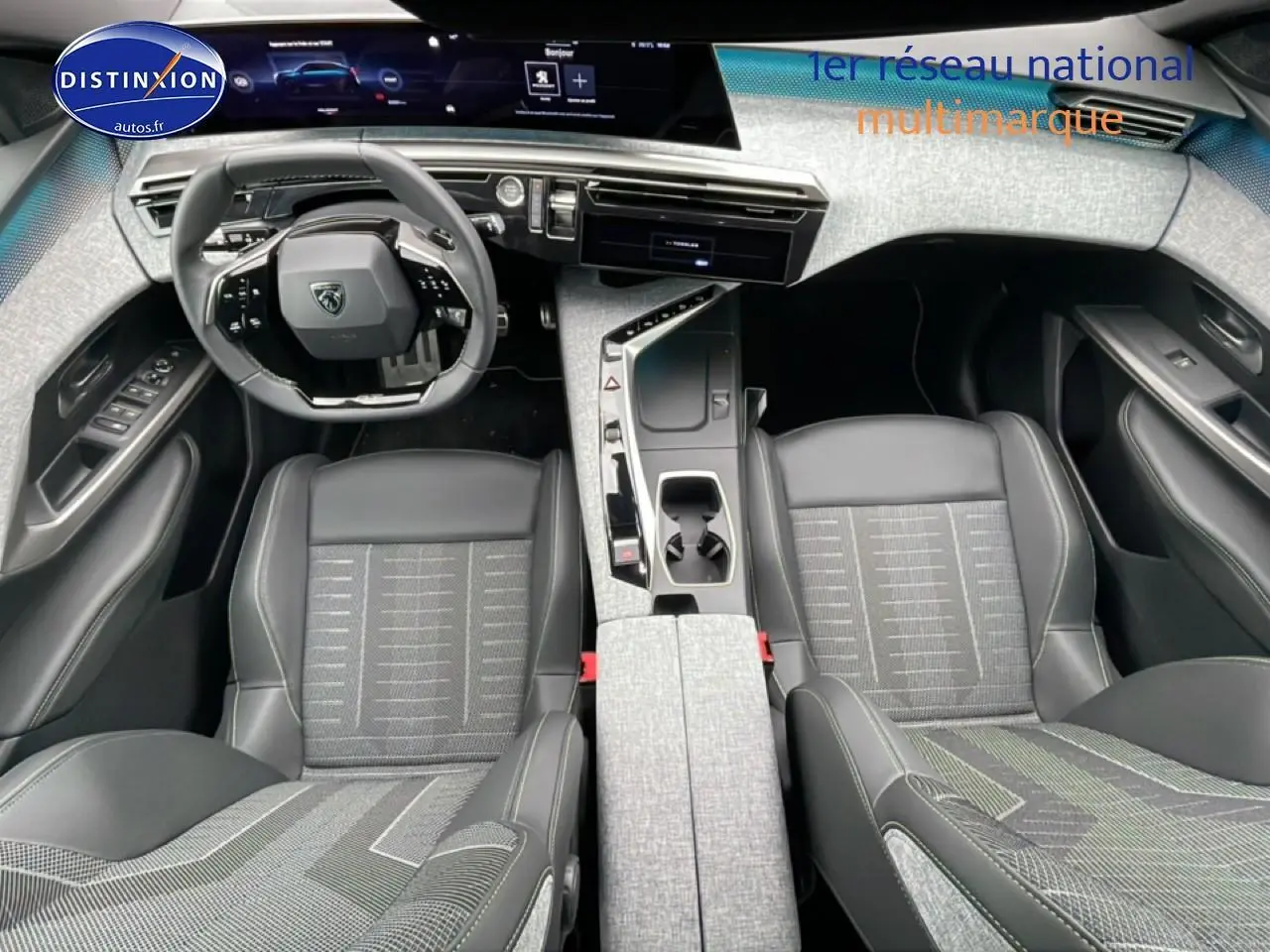 Vue intérieure frontale du Peugeot 3008 1.2 hybrid 145 GT e-DCS6 avec sièges gris et console centrale moderne.
